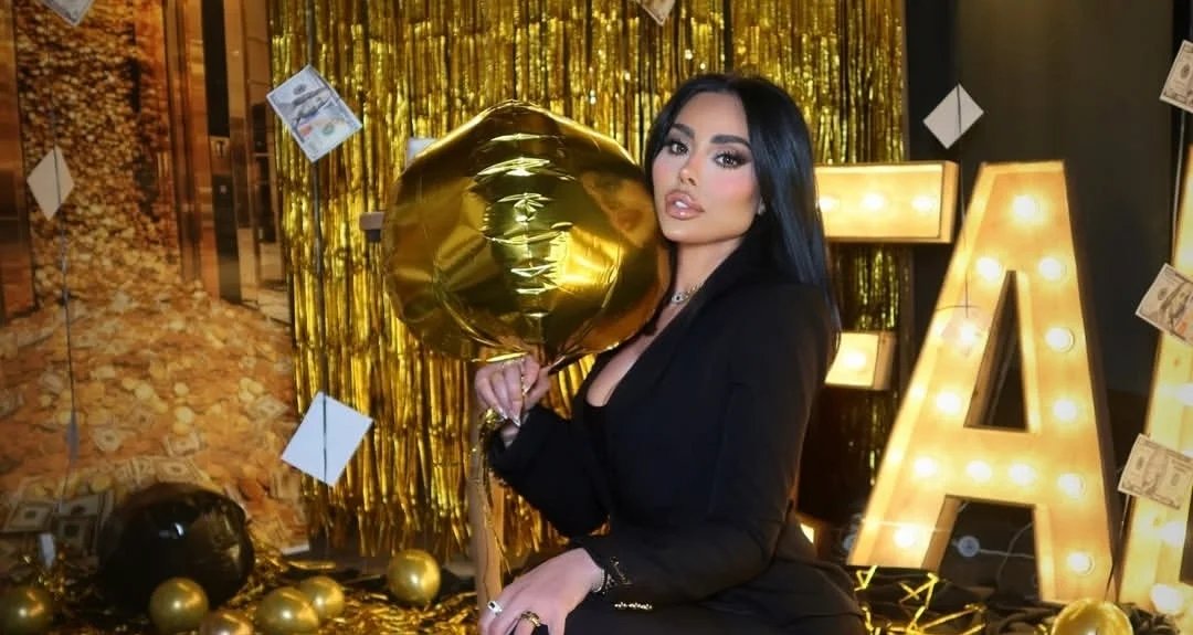 الفنانة فابيانا سكاف تحتفل بعيد ميلادها بإطلالة ذهبية تخطف الأنظار 3 17644517197dced05cc5