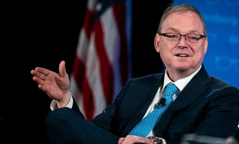 يركز كيفن هاسيت على البطاقات الرابحة المحتملة وسط معركة بطاقات